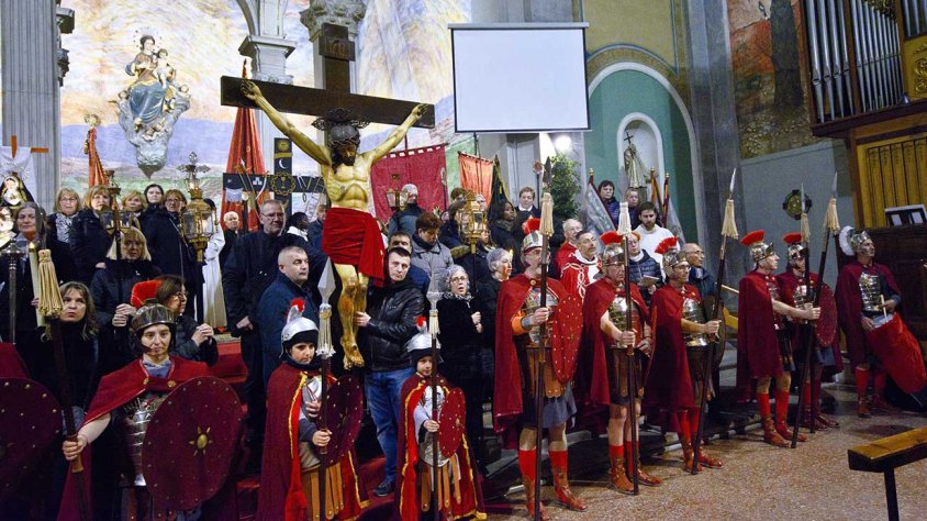 Grup dels diversos participants en el viacrucis al presbiteri de la Parroquial