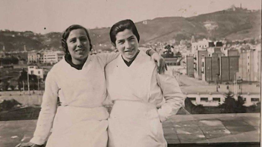 La infermera Lluïsa Contijoch amb una companya al terrat d'un hospital de Barcelona el 1938