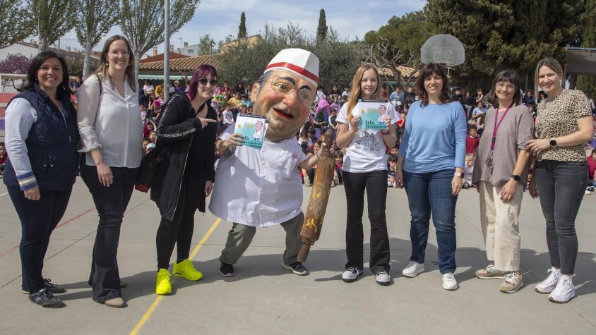 Entrega del premi a la guanyadora del concurs i autora del conte