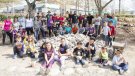 Construeixen un mur de pedra seca al pati de l'escola Maria Mercè Marçal de Tàrrega