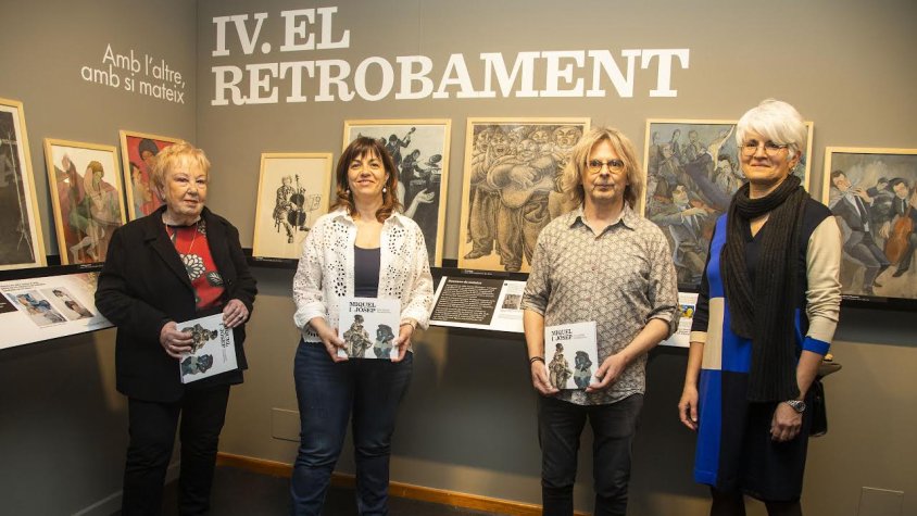 Inauguració de la mostra amb familiars dels dos artistes, l'alcaldessa i el director tècnic del Museu Tàrrega Urgell