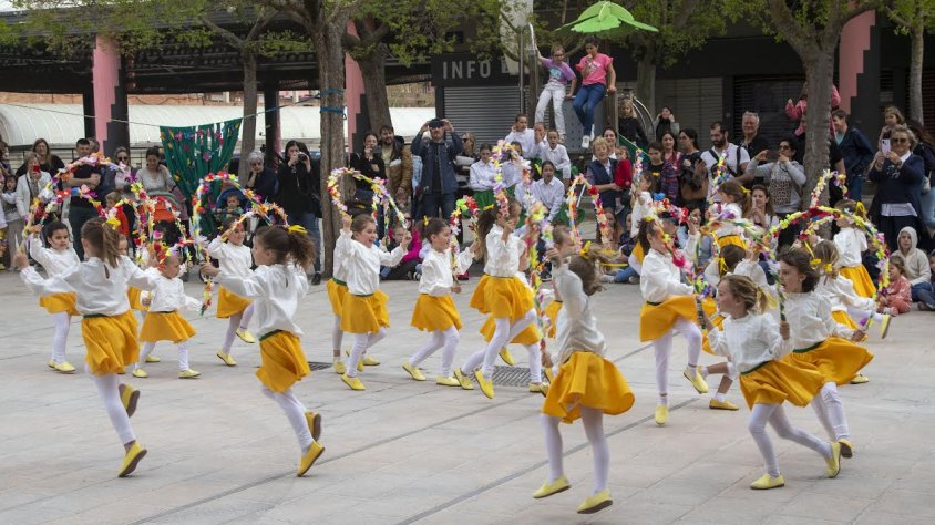 Les Arquets més petits ballant a la plaça de les Nacions