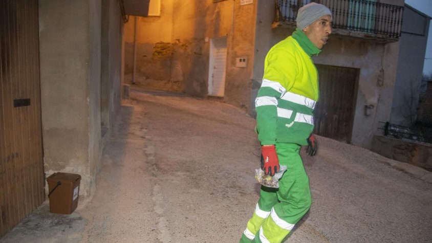 Recollida de brossa orgànica en una casa de Puigverd d'Agramunt