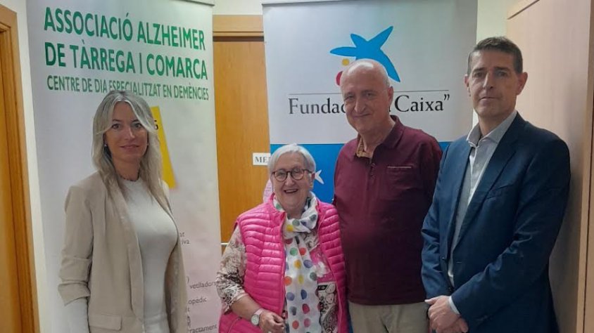 Representants de les dues entitats per simbolitzar la donació