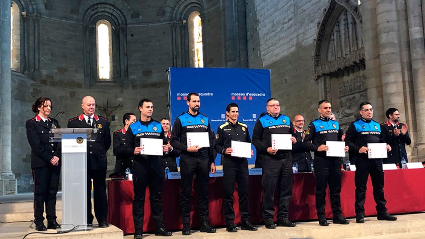 El moment en què els agents recollien la seva distinció