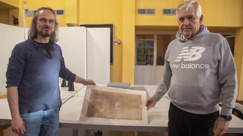 Entrega del document per part de l’alcalde, Josep Maria Mor, al director de l’arxiu, Carles Quevedo
