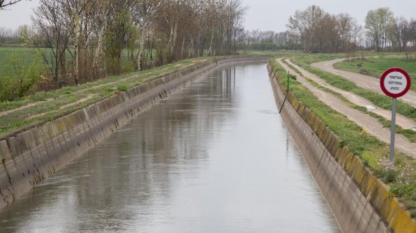 El Canal d'Urgell ple d'aigua en l'inici de la campanya de reg al seu pas per Tornabous