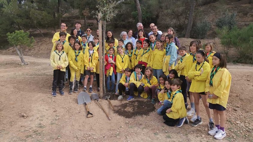 El grup d'escoltes i autoritats a redós de l'arbre de la festa