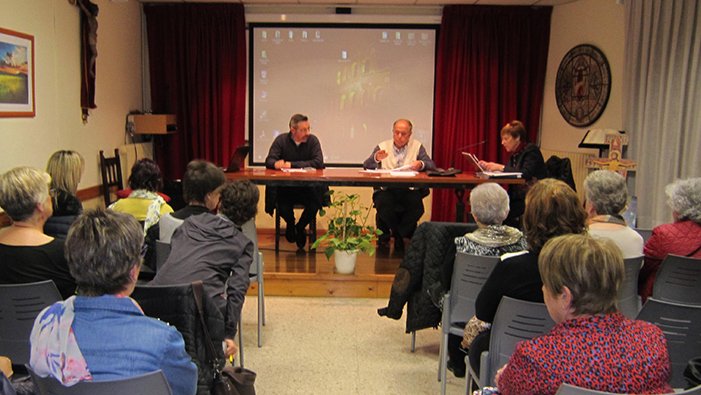 Assistents a la reunió general de Càritas Parroquial a la rectoria