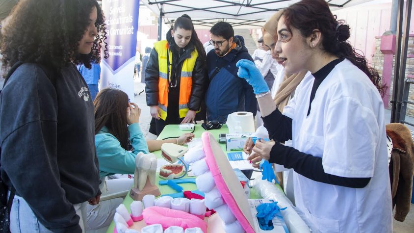 Alumnes visitants a l'estand d'un centre educatiu participant