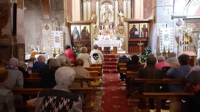 Devots assistents a la festa del Sant Crist Trobat a l'església de Sant Antoni