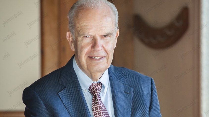 Antoni Tacies al local de socis de l'Ateneu