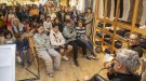 La botiga ElVint s'omple de públic amb la presentació de la biografia del cantant de Sau