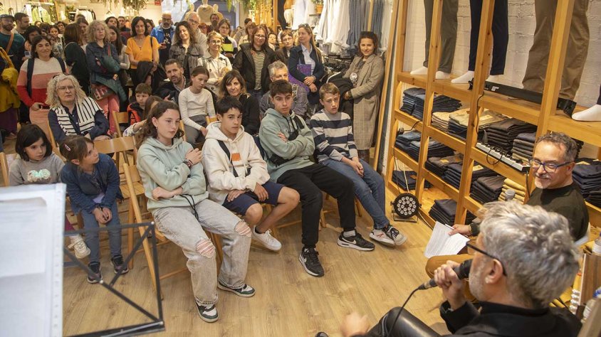 La presentació del llibre ha omplert la botiga ElVint