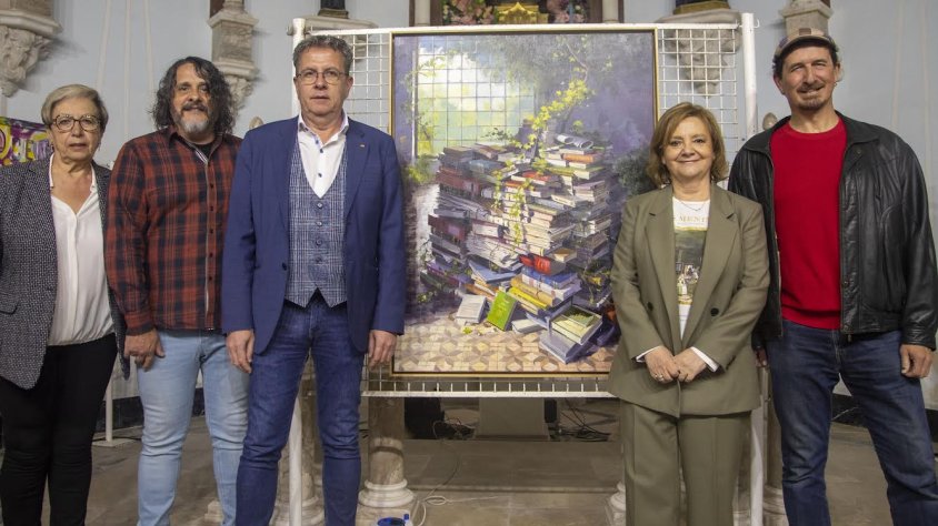 La guanyadora (2a per la dreta) i el segon classificat, amb les autoritats i l’obra guardonada