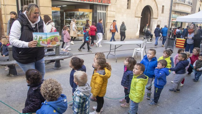 Infants visitant el mercat de llibres i roses