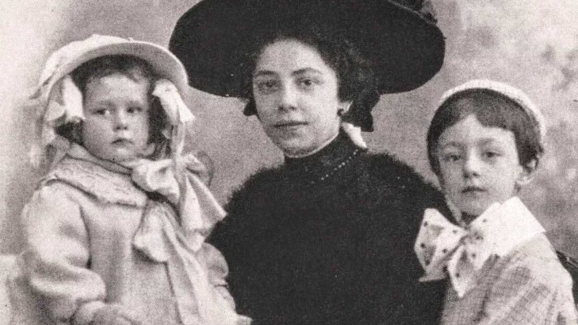 Maria Pi Sunyer amb els seus fills, la Irene i el Jaume Sunyer Pi. Roses 1908