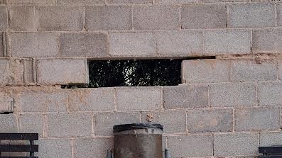 La paret presenta un forat