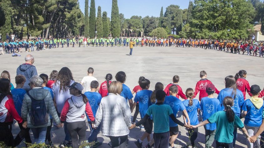 Ballant la sardana de germanor al Parc de Sant Eloi