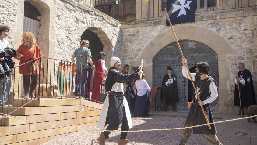 Inici del recorregut de la recreació hospitalera a Casa Valls, en la qual ahir es van formar llargues cues