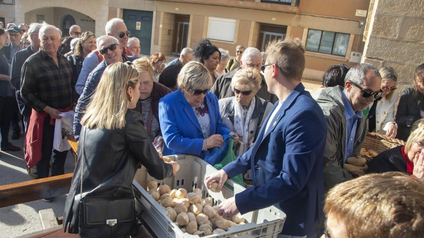 Els veïns van fer ahir cua per recollir la seua ració en aquesta tradicional festa