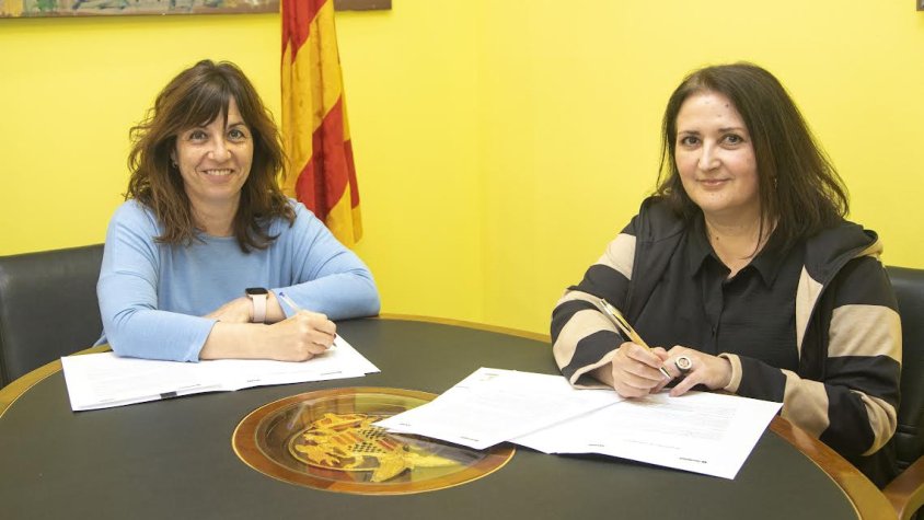 L’alcaldessa de Tàrrega, Alba Pijuan, i la directora de SEGRE, Anna Sàez, van firmar ahir el conveni