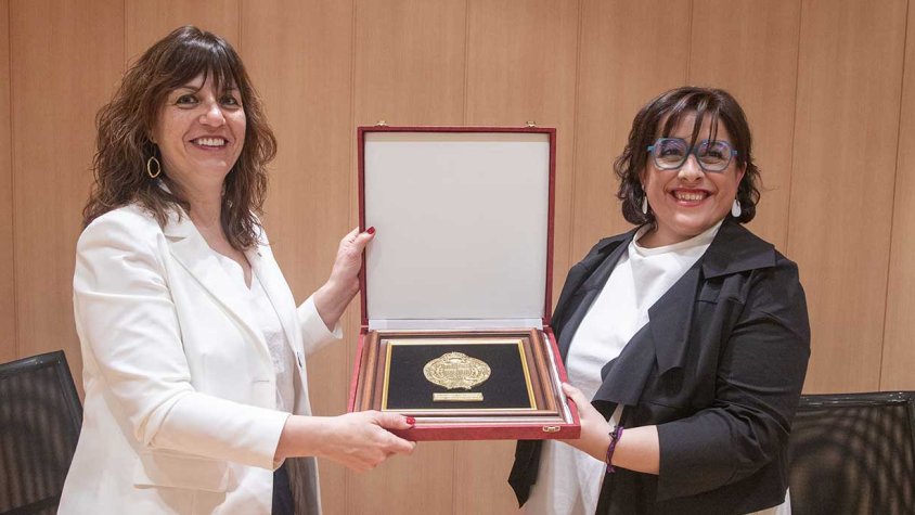L'alcaldessa, Alba Pijuan, lliura l'escut de la ciutat a la pregonera d'enguany, Gemma Peris