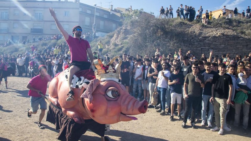 Lo Tossino arribant a l'esplanada del castell