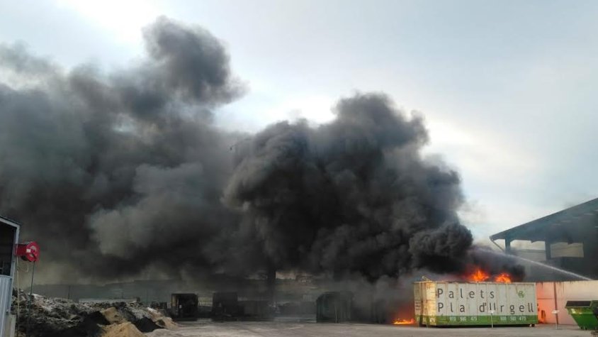 Imatge de l'incendi i el fum negre