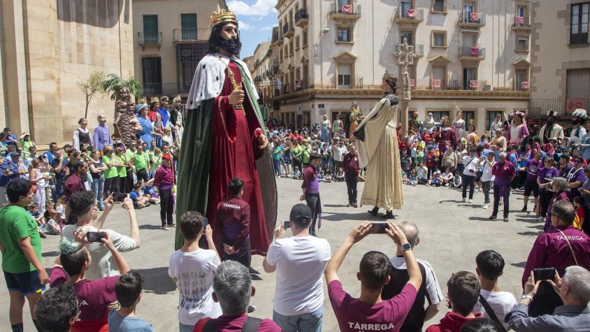 Els gegants de la Mercè exhibeixen el Ball Nou a la plaça Major