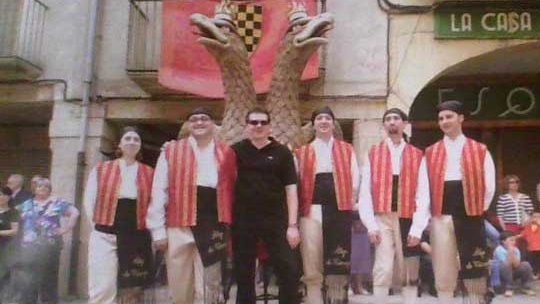 Foto oficial amb els balladors de l'Àliga. Eixida 2007. Al mig, Ton Farran, creador del Ball de l'Àliga