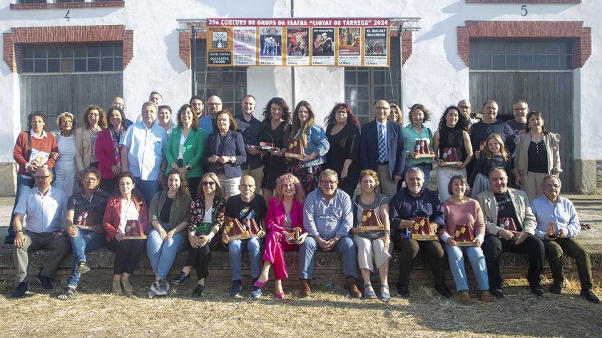 Foto de família de representants dels grups i autoritats