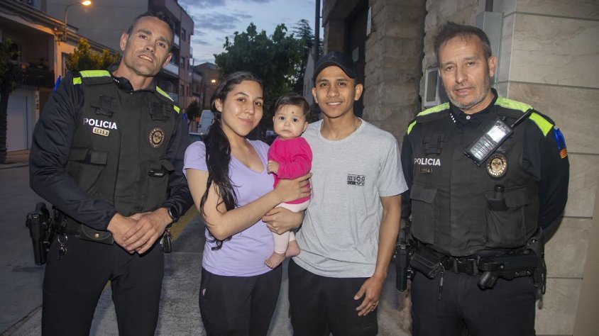 La nena de 7 mesos, els seus pares i els dos policies. El de l’esquerra va fer la maniobra de Heimlich