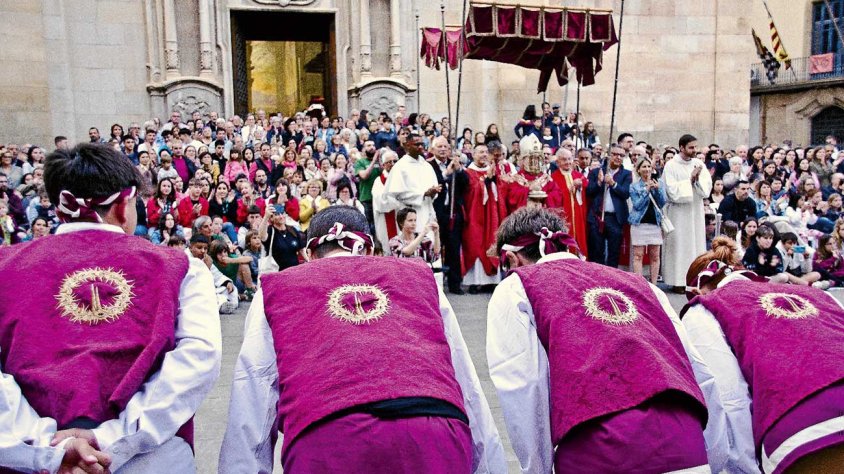 El Ball de Valencians a la plaça Major honorant a les Santes Espines el dia 13 de maig
