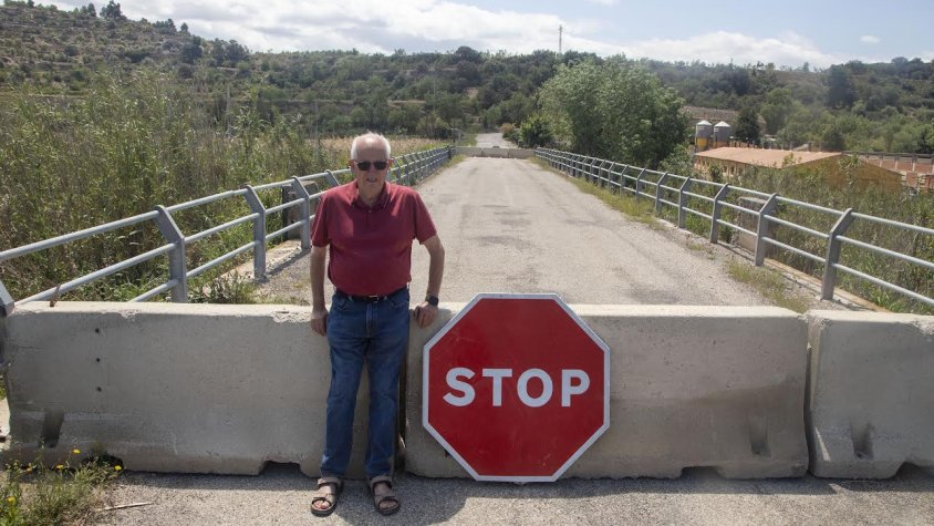 Josep Balcells mostra les peces de formigó que tallen el pas pel pont de l’antiga L-201