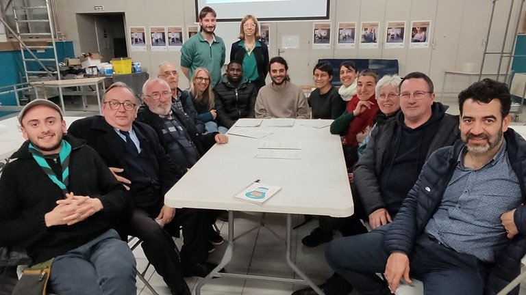 El regidor de Participació Ciutadana de Tàrrega, Miquel Nadal, i els tècnics de l'àrea amb els vocals escollits per les entitats