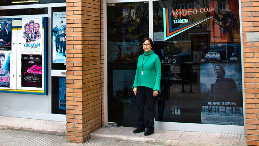 Soila Serra a la porta del Vídeo Club Tàrrega a l'avinguda de Catalunya