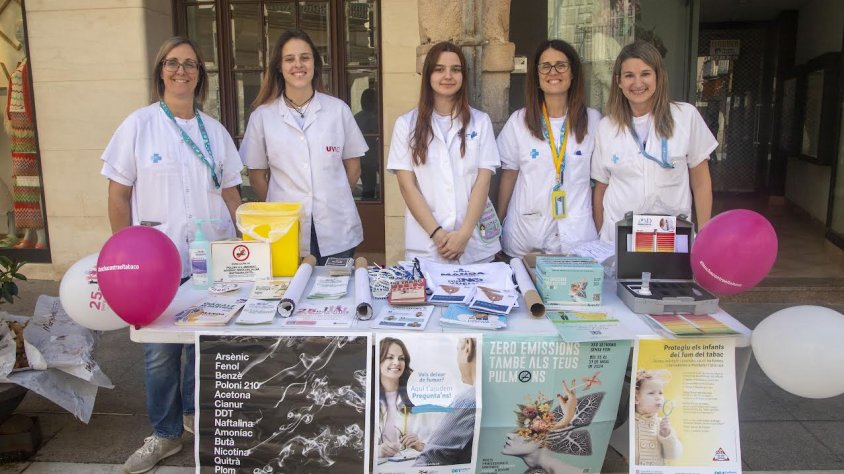 Professionals sanitàries del CAP a la taula informativa