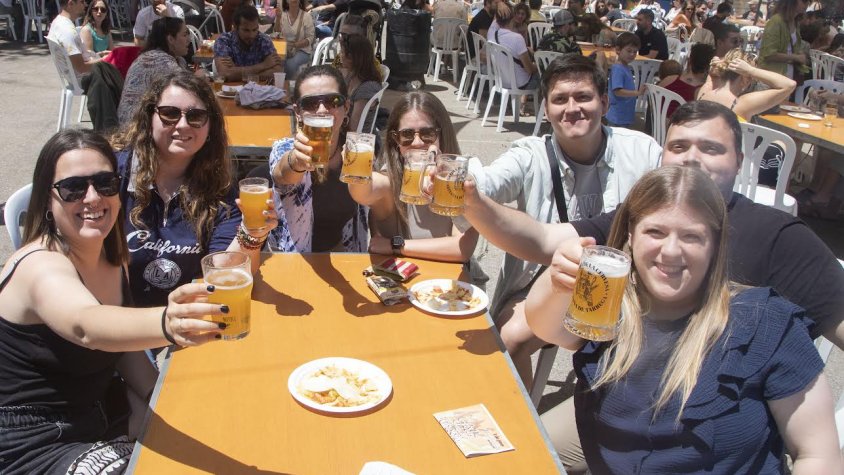 Un grup d'amics brindant amb cervesa artesana