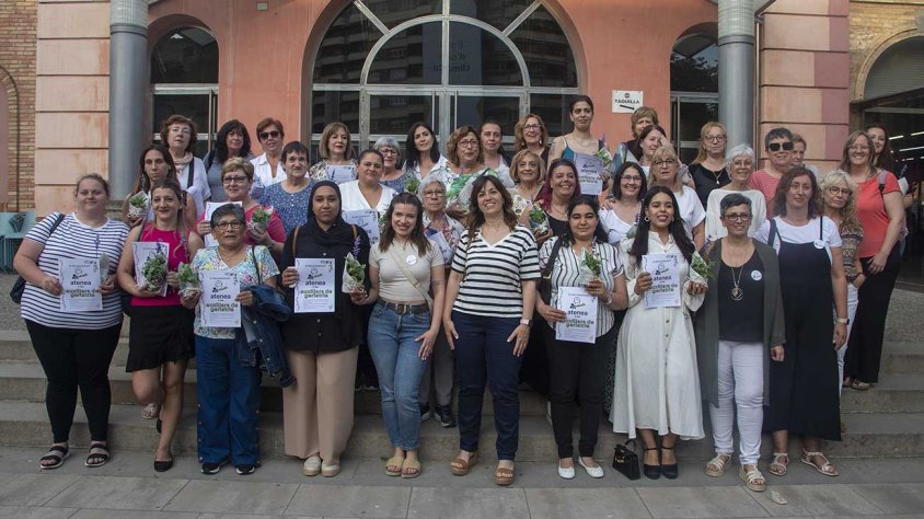 Foto de família de les homenatjades amb les autoritats