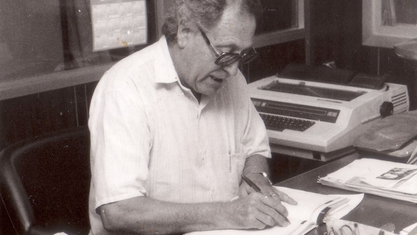 Josep Serra Teixidó treballant al seu despatx