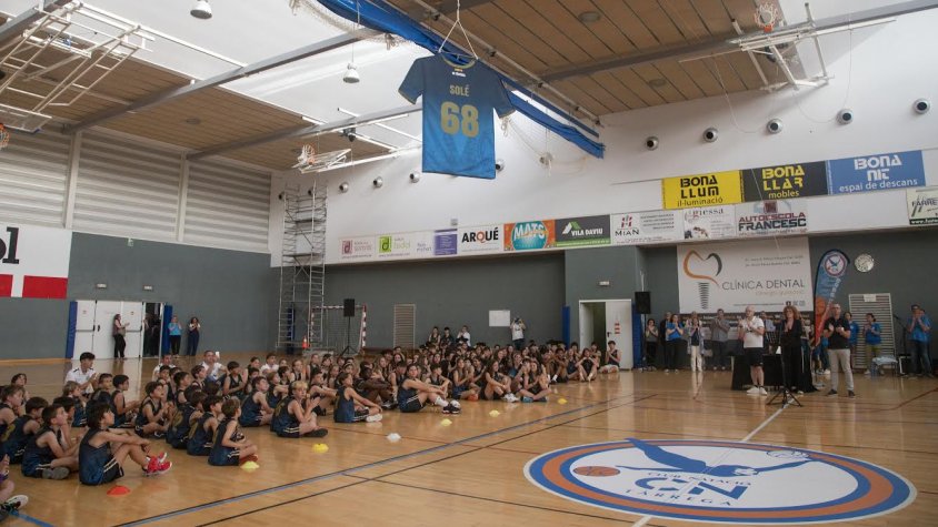Un moment de la celebració de l’aniversari del CN Tàrrega, amb la samarreta d’Òscar Solé penjada del sostre del pavelló