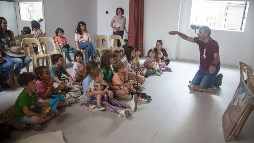 Contacontes ‘L’home que fabricava caixes niu’ a la primera planta del Casal Social