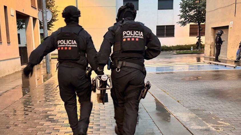 Dos agents en el dispositiu a Manlleu