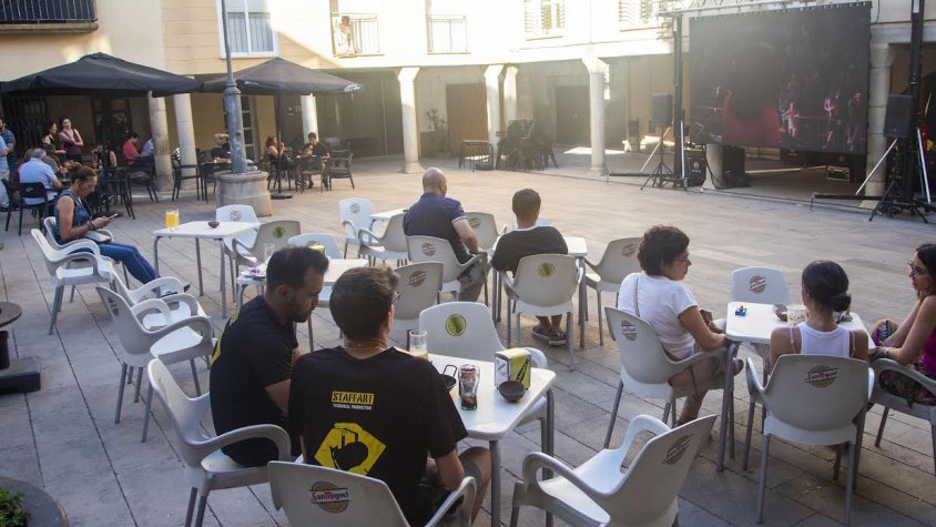La plaça de Sant Antoni ha estat l'escenari escollit aquest diumenge per les projeccions a l'aire lliure