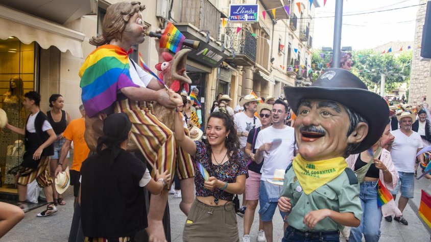 Nombroses persones han participat a la rua amb diversos elements lluint colors de la bandera LGTBIQ+