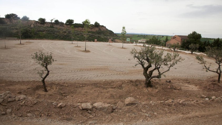Vista general del nou aparcament per a autocaravanes a la part baixa del parc de Montalbà