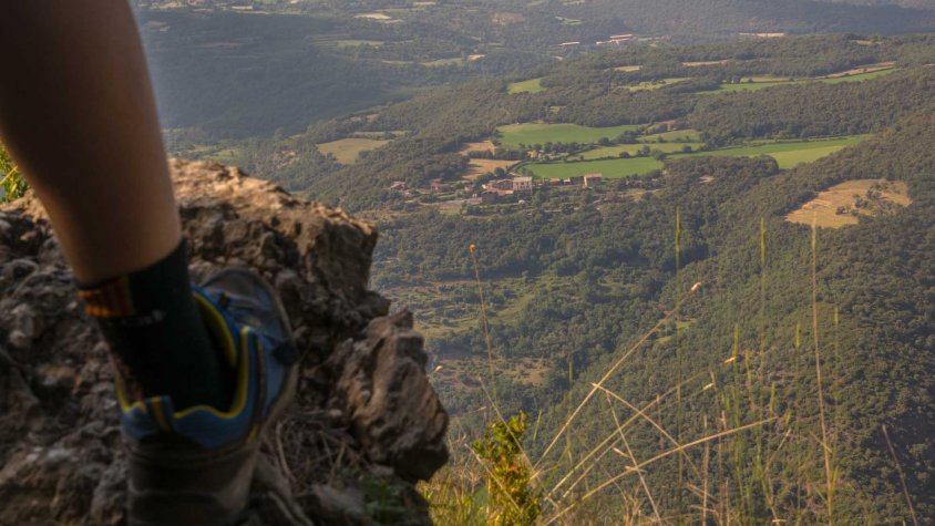 Pujant pel bosc de Pentina (Baix Pallars) amb el món als nostres peus
