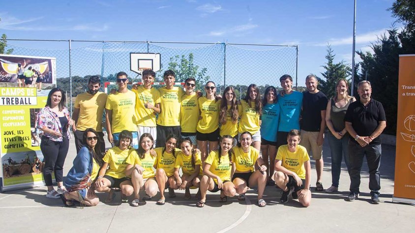 Els 15 joves participants al camp de treball d'Altet amb membres de Quàlia i autoritats