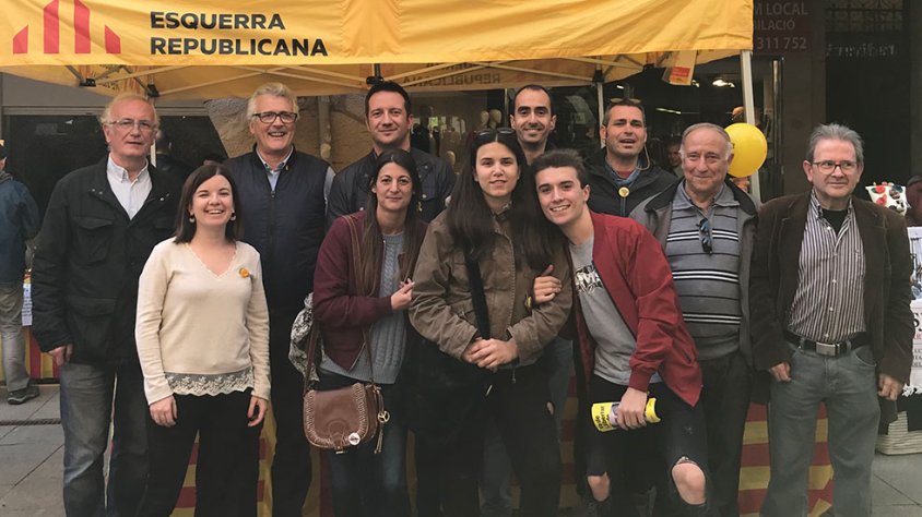Membres d'ERC i MES a la parada de Sant Jordi a Tàrrega